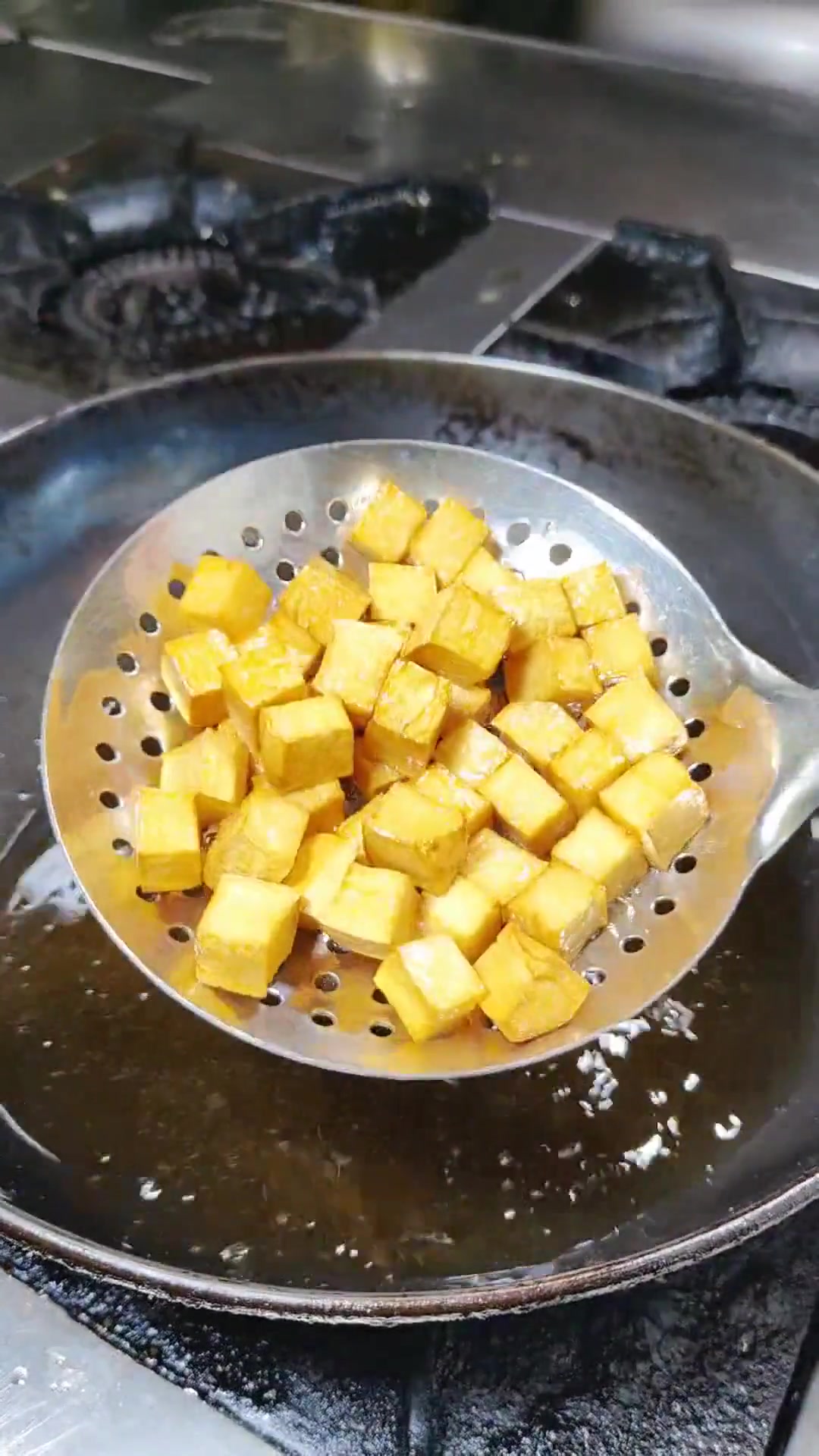 鲜花椒爆雪花牛肉粒制作过程分享给您,口感嫩滑,花椒味突出