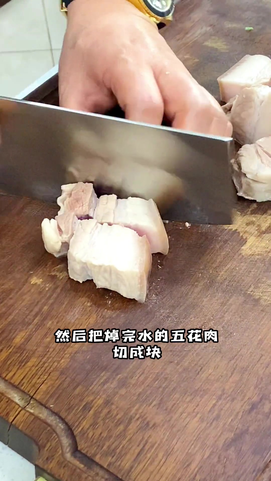 五花肉烧黄鳝,在家里怎么做了浓油赤酱,软糯鲜香,而且黄鳝要没有腥味才好吃