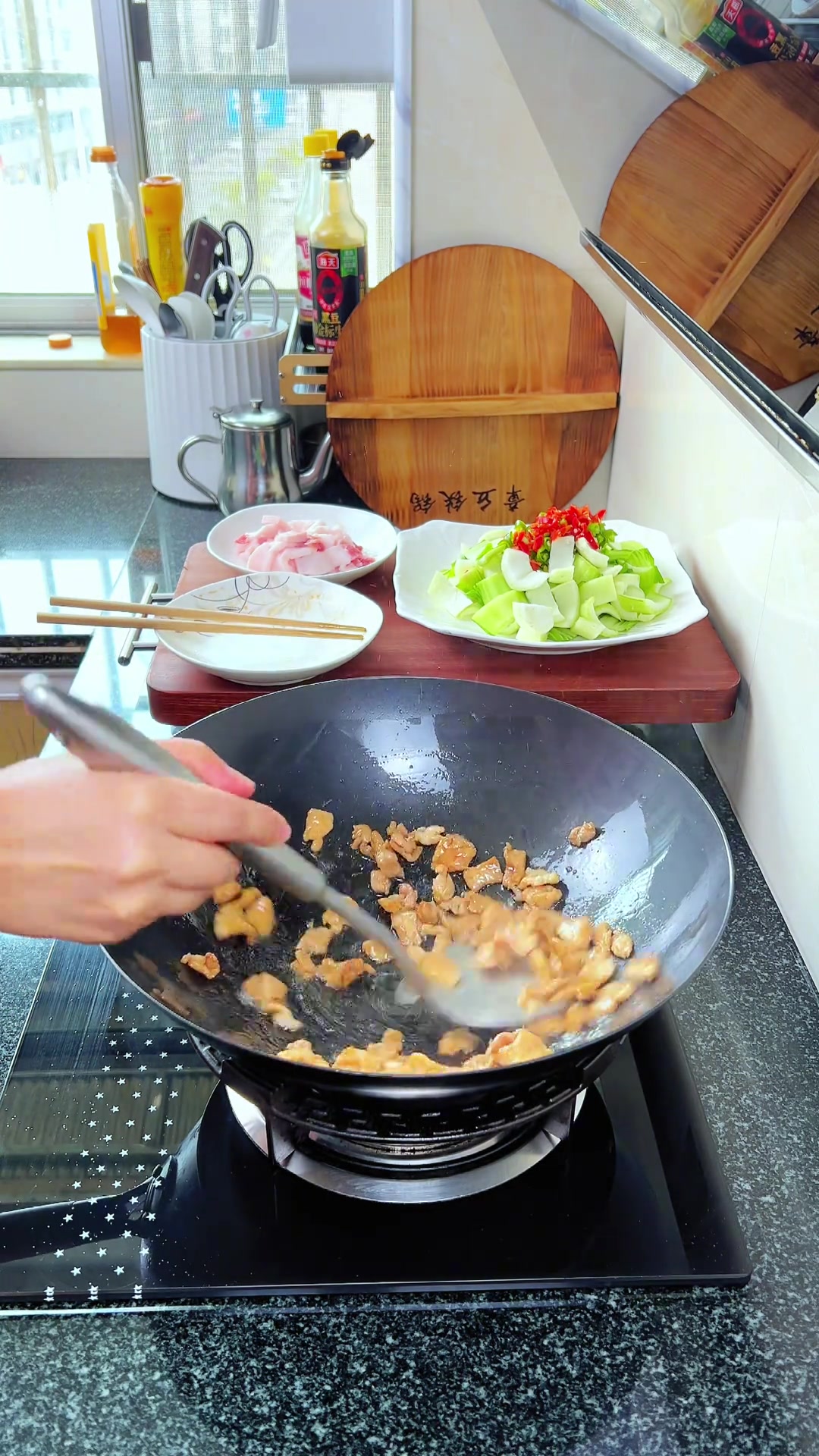 一块五买了二棵菜梗搭配猪肉一炒就是一盘好吃的下饭菜,江西人的最爱,我家老公超爱吃这个菜