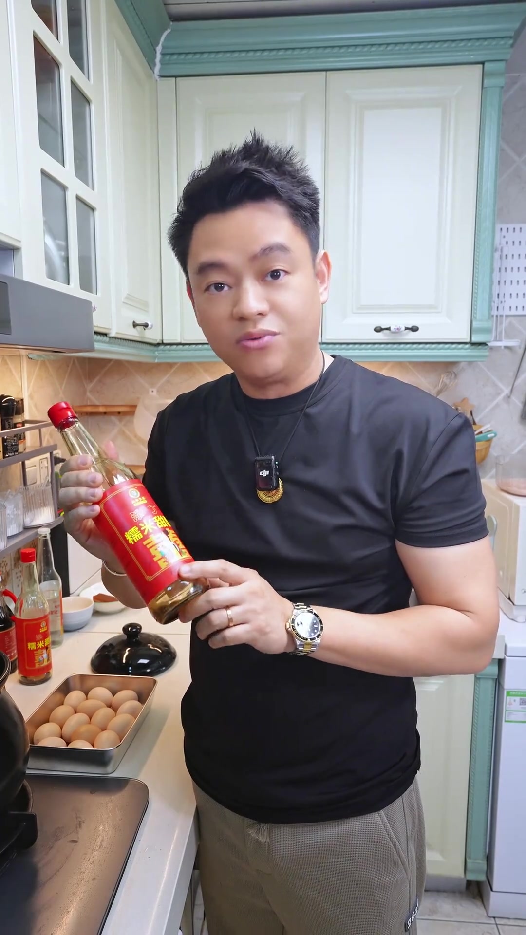 广东人家家做猪脚姜醋都有一手在广东就算不坐月,落雨湿湿的季节就会煲猪脚姜醋,做法经典,Q弹