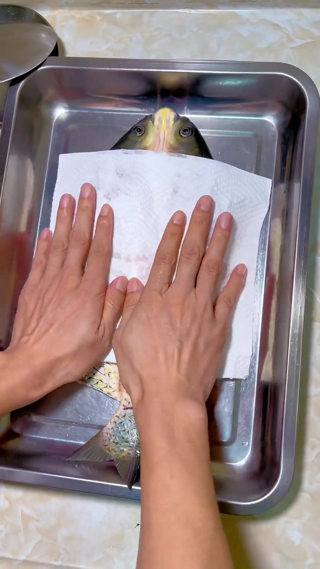 天气渐冷,在家做家庭版香辣脆皮烤鱼,一家6口够吃