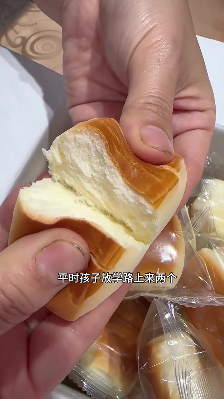 这款奶香小面包,奶香浓郁、安佳黄油,口感扎实,一口回味无穷