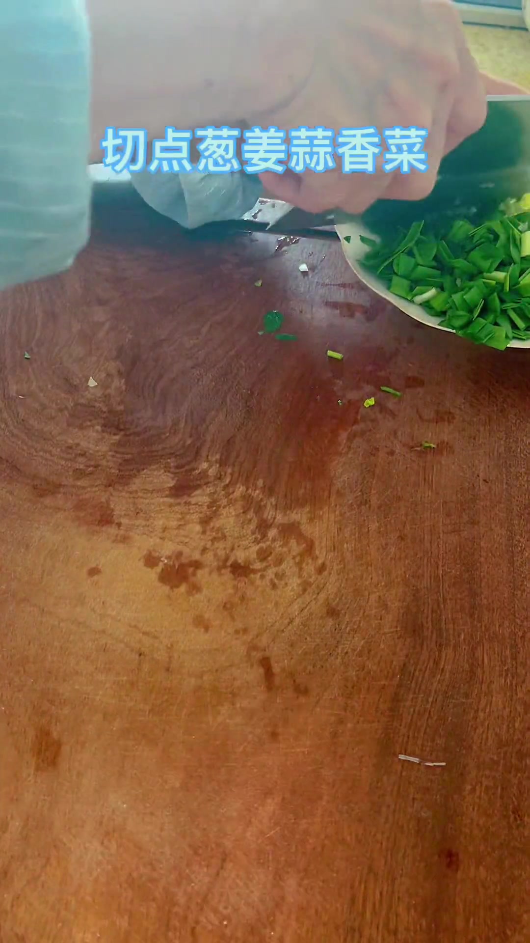 带汤的炸酱面你们都吃过吗?今天和婆婆搭档做了家常版炸酱面,婆婆擀面,我炒菜,今天那么大一块