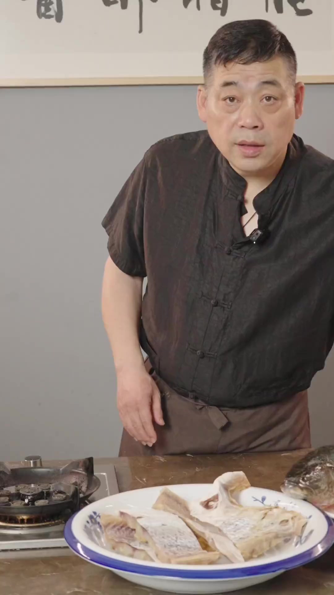 黑鱼不要只会烧酸菜鱼了，来试试宋大厨的咸鱼黑鱼煲吧！鱼肉的爽脆和咸鱼的鲜咸融合在一起的味道
