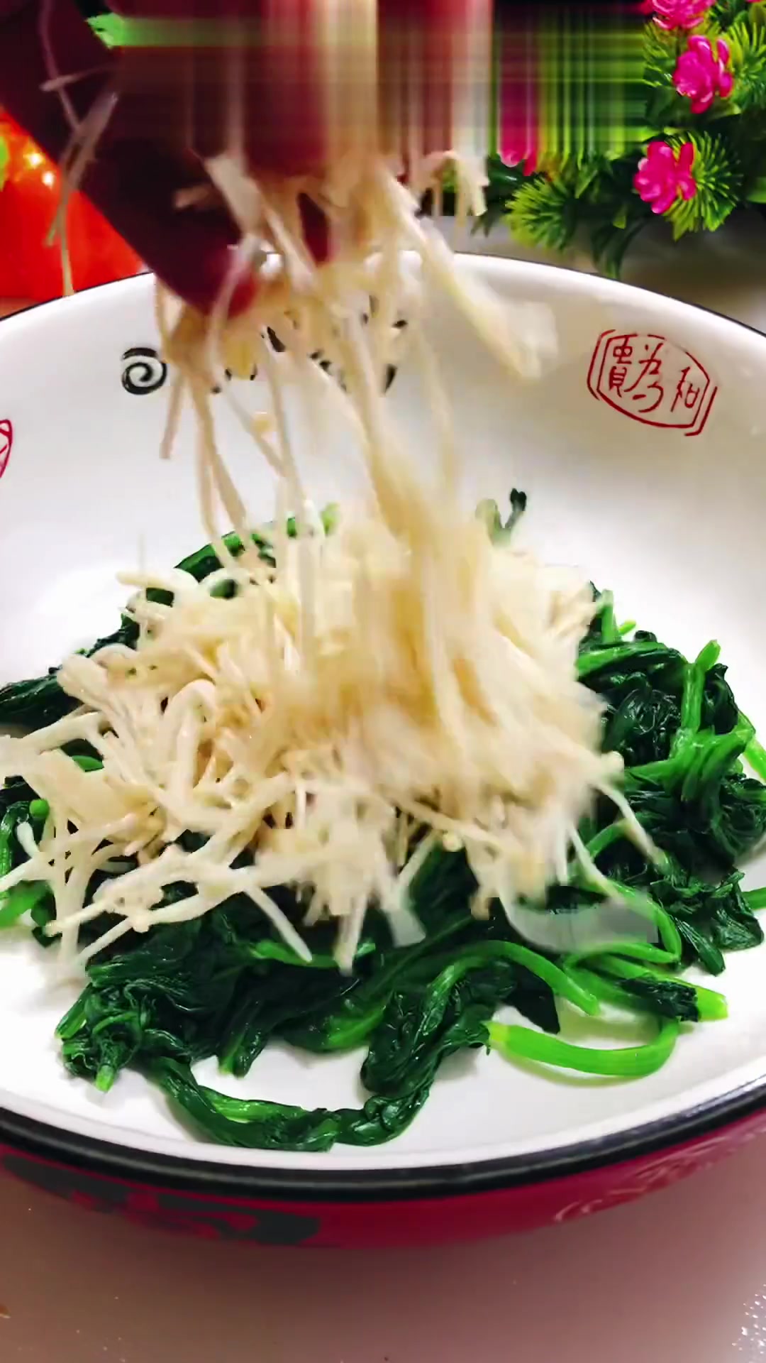在家做超好吃有营养的凉拌菠菜金针菇,做法来啦