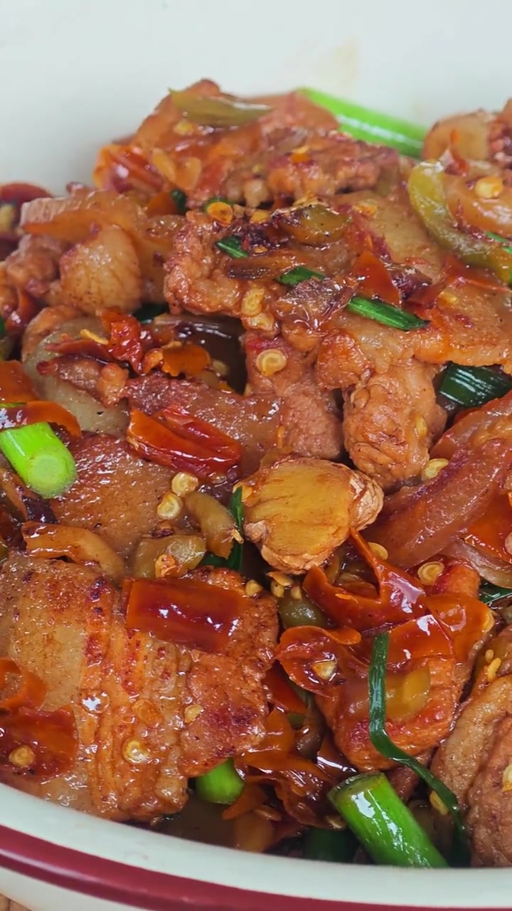 今天做个简单好吃又下饭的家常菜,五花肉炒榨菜,这个菜真是老少咸宜香辣下饭,今天又是三碗饭的