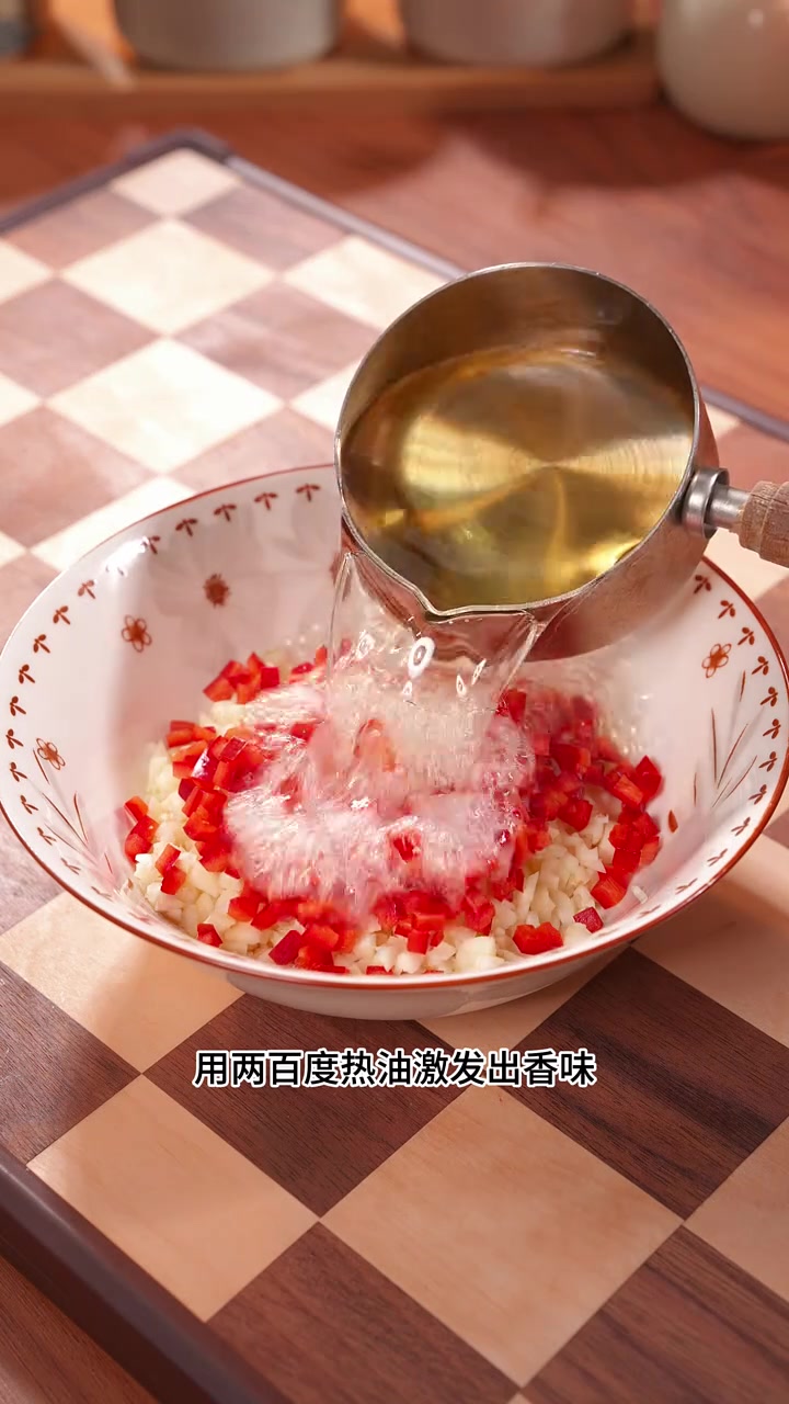 姐妹们注意看 把鲈鱼用开水烫一烫 就能做出一道大酒店天天排队桌桌必点的招牌菜 鲜香滑嫩 大