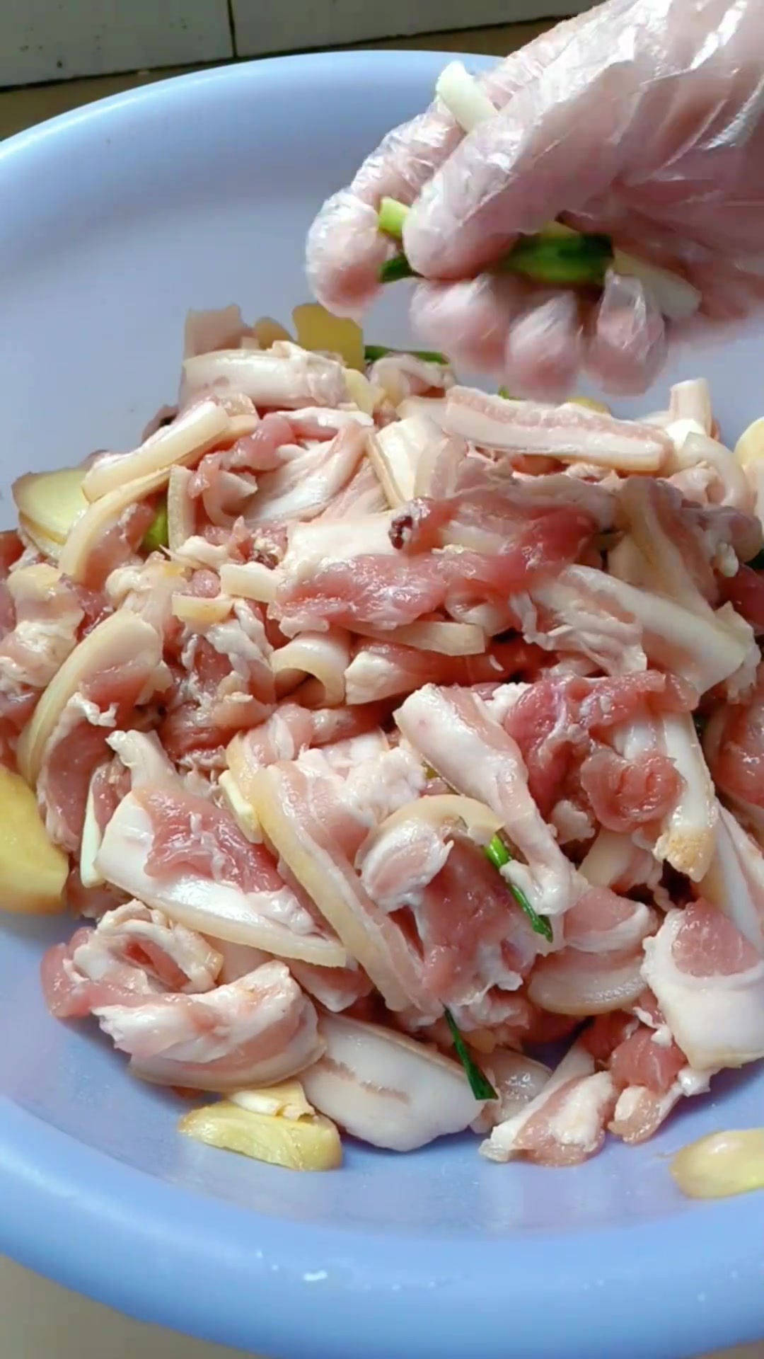 马上快过年了,今天做了些酸渣肉,刚好解解馋