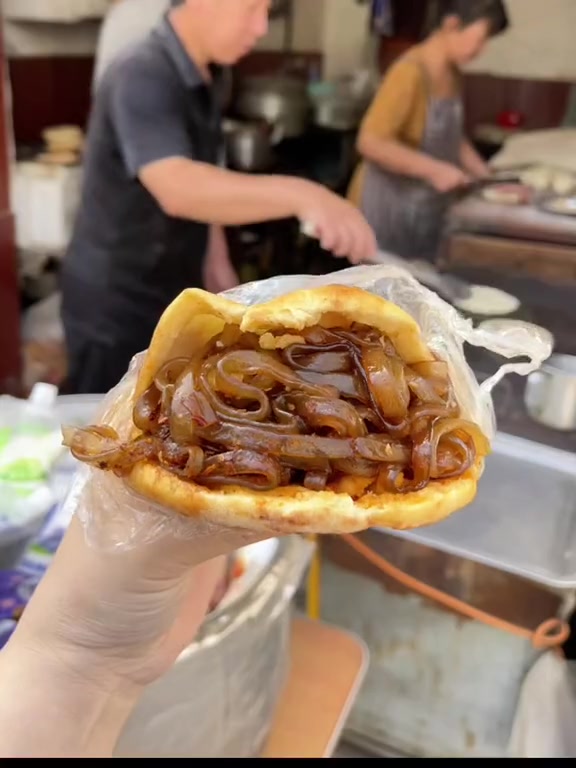 出了邯郸就吃不到的烧饼夹皮渣！