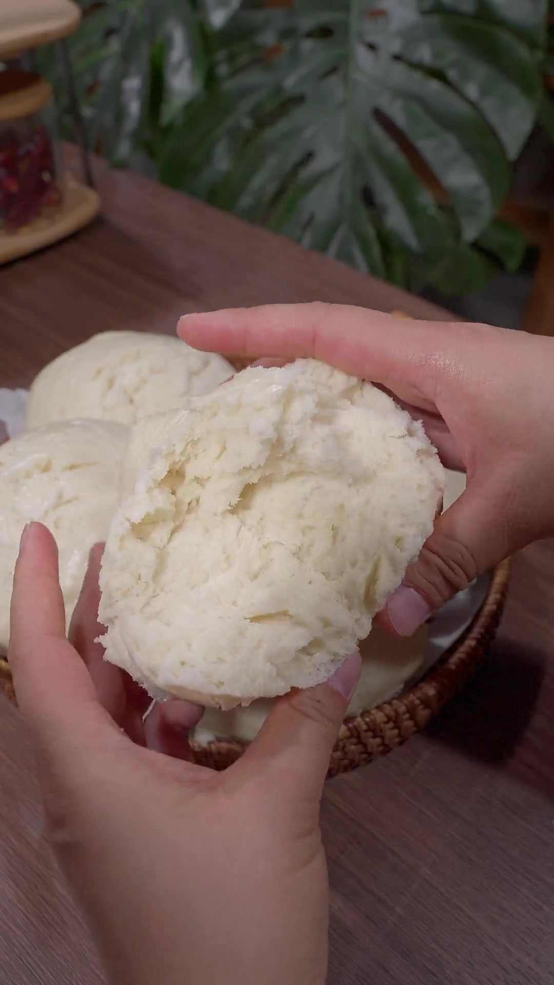 好多姐妹爱吃老面馒头不会做，今分享简单做法