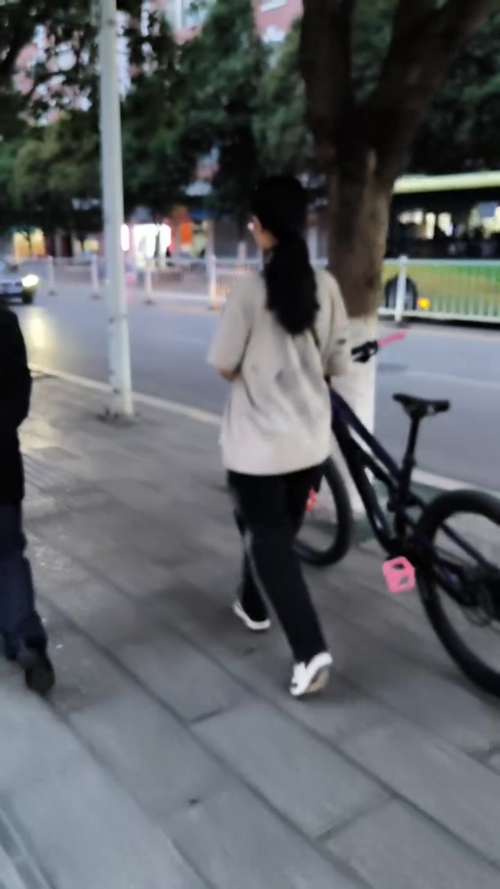 我吃着冰激凌，媳妇帮忙推单车，这才叫享受