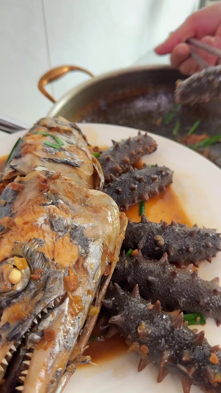 酱焖大鲅鱼头,小火慢炖,酱香入味,无论是佐酒下饭,还是解馋,都是嘎嘎的好吃