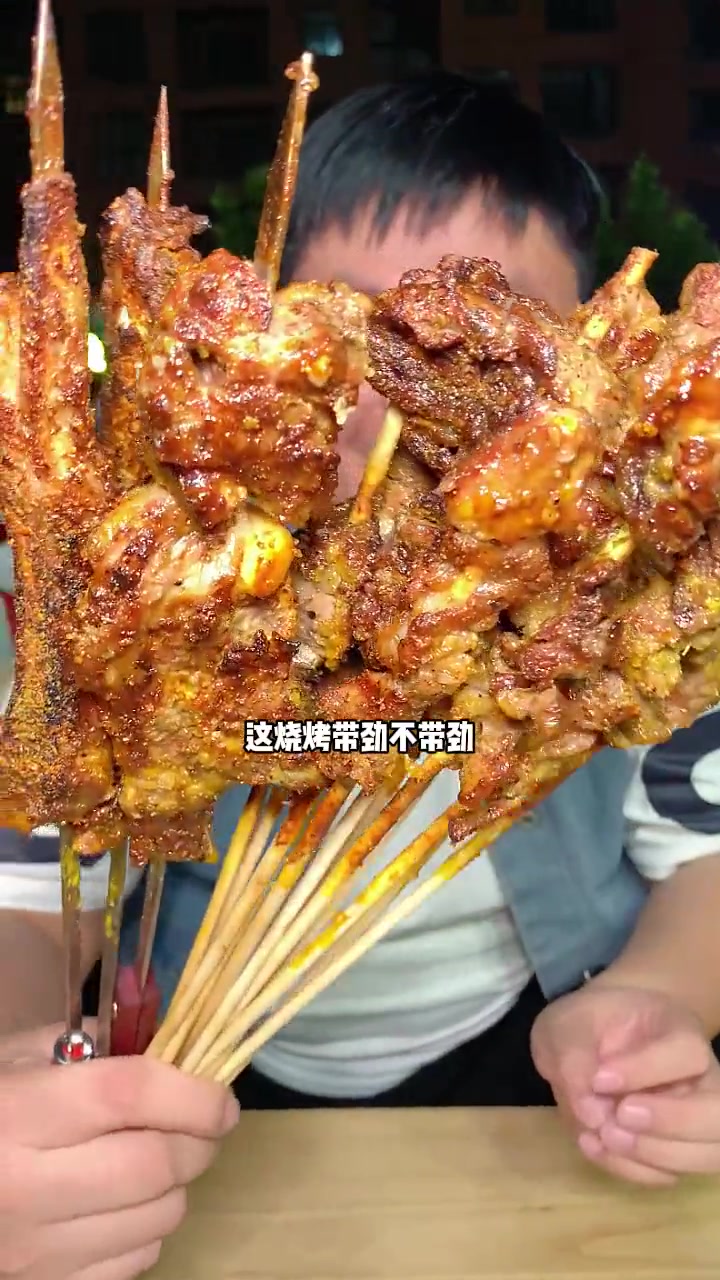 新疆人开的特色烧烤，肉质新鲜，羊肉串3块可以拿拿味