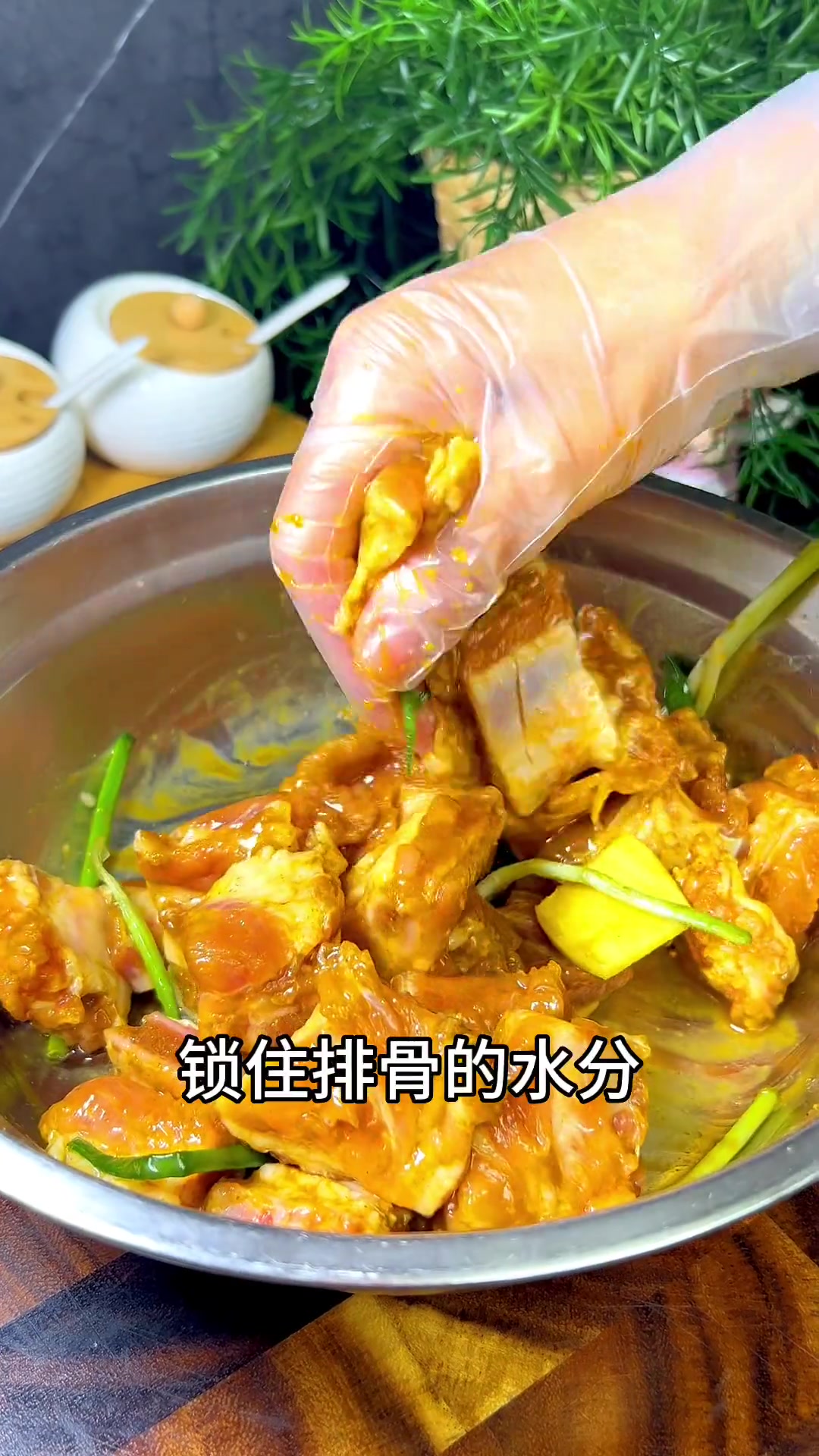 排骨做法虽然很多,但是广式啫啫排骨煲,你一定要试试,又香又嫩,真的很香很下饭,在家自己就能