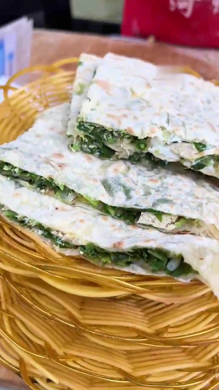 老乡多久没有吃老家塌的菜馍了？有的地方叫菜盒子，你们那叫啥？看看这个咪咕菜，豆芽，荆芥，豆