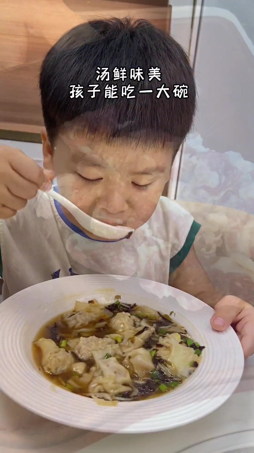 今天给孩子包了玉米鲜肉馄炖,自己做的干净卫生又好吃,一次性多做点放冰箱早餐五分钟就搞定～学