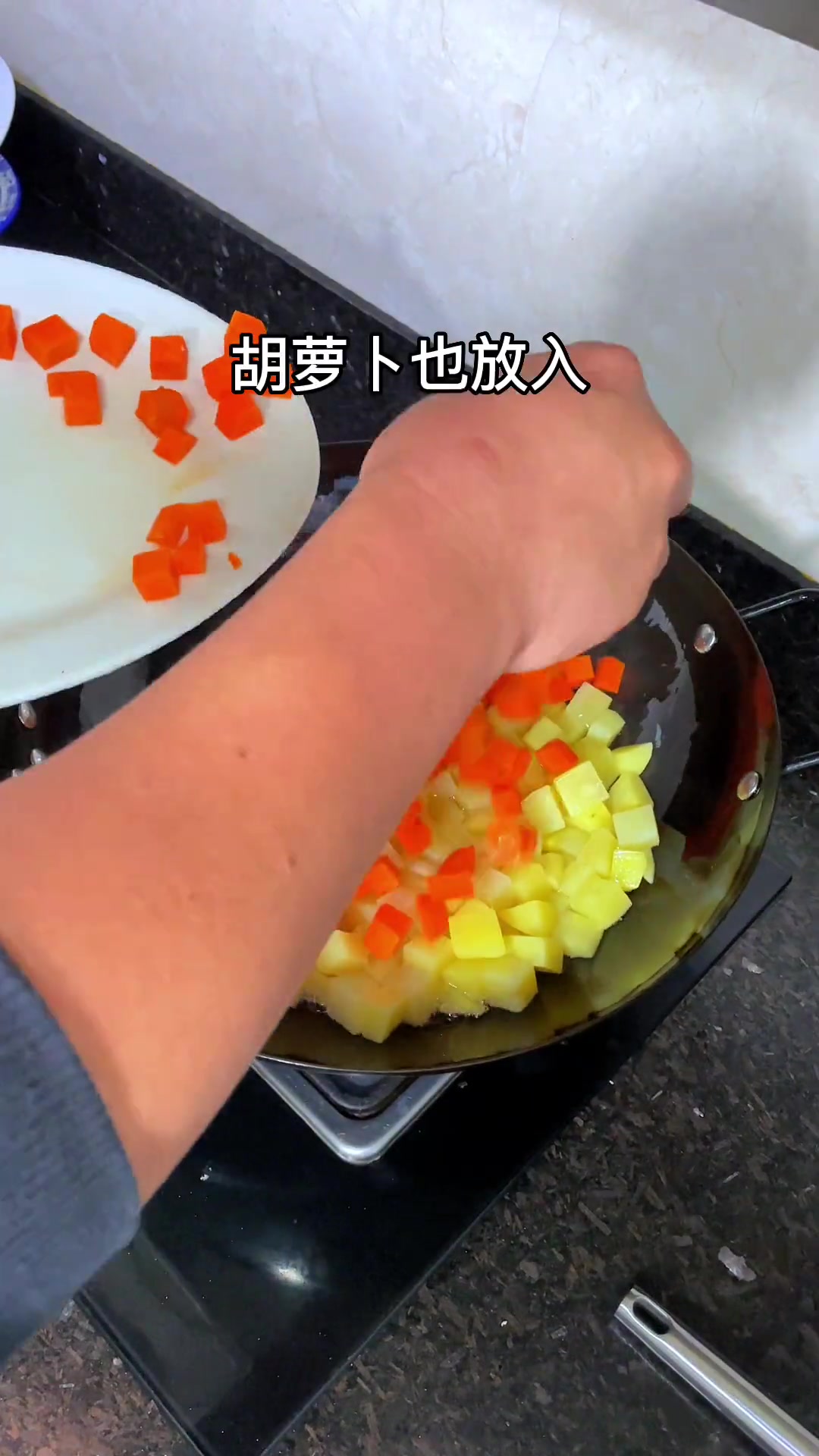 土豆炒饭,快试试太好吃了,有菜有肉又有饭,全家吃完直夸香!