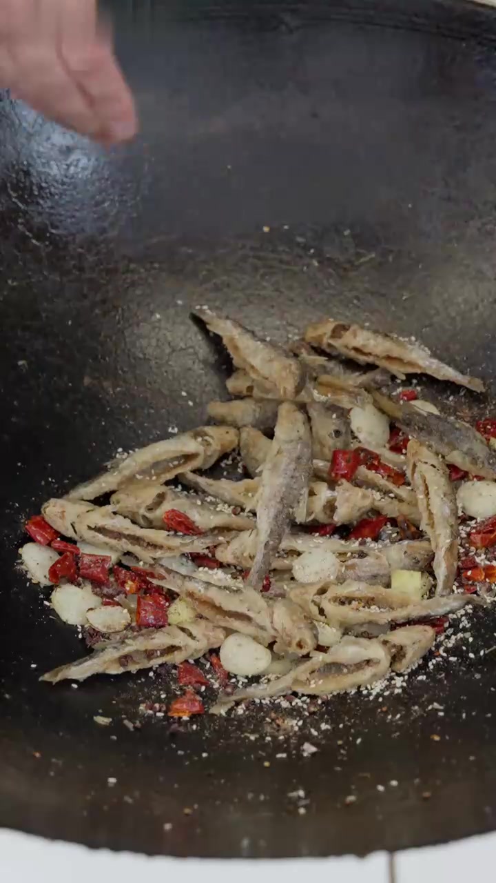 炸后颜色不变,酥香化渣,连骨头都是酥脆,咔呲咔呲声音太上头了!