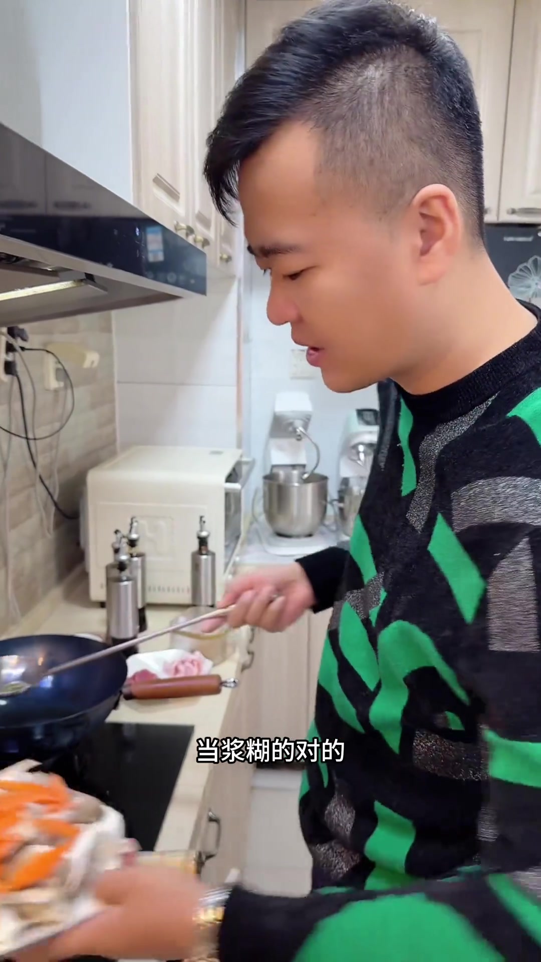 白菜炒蘑菇在家怎么做才能好吃入味不爱下汤呢