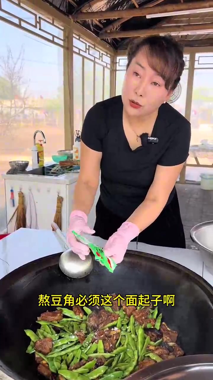 东北农村真实生活,家里且必备铁锅炖杀猪菜!