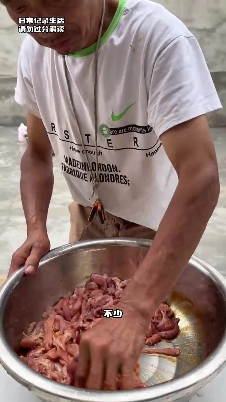小阜阳和楠楠说爸爸做的饭好吃,两个小宝贝也越来越好了,说话也清楚了,最近王芳的话也越来越多