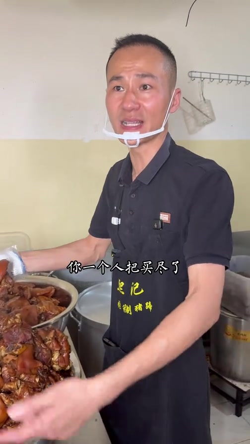 合肥大哥菜巿场卖卤味，猪蹄53一斤，猪肝50一斤，以贵取胜不愁卖