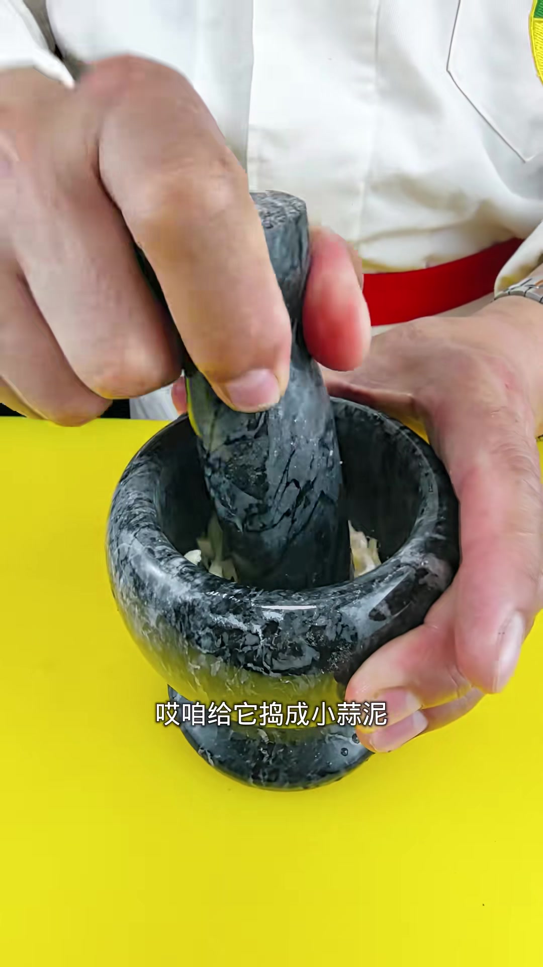 黄瓜拌油条，饭店凉菜招牌，清爽酥脆美味