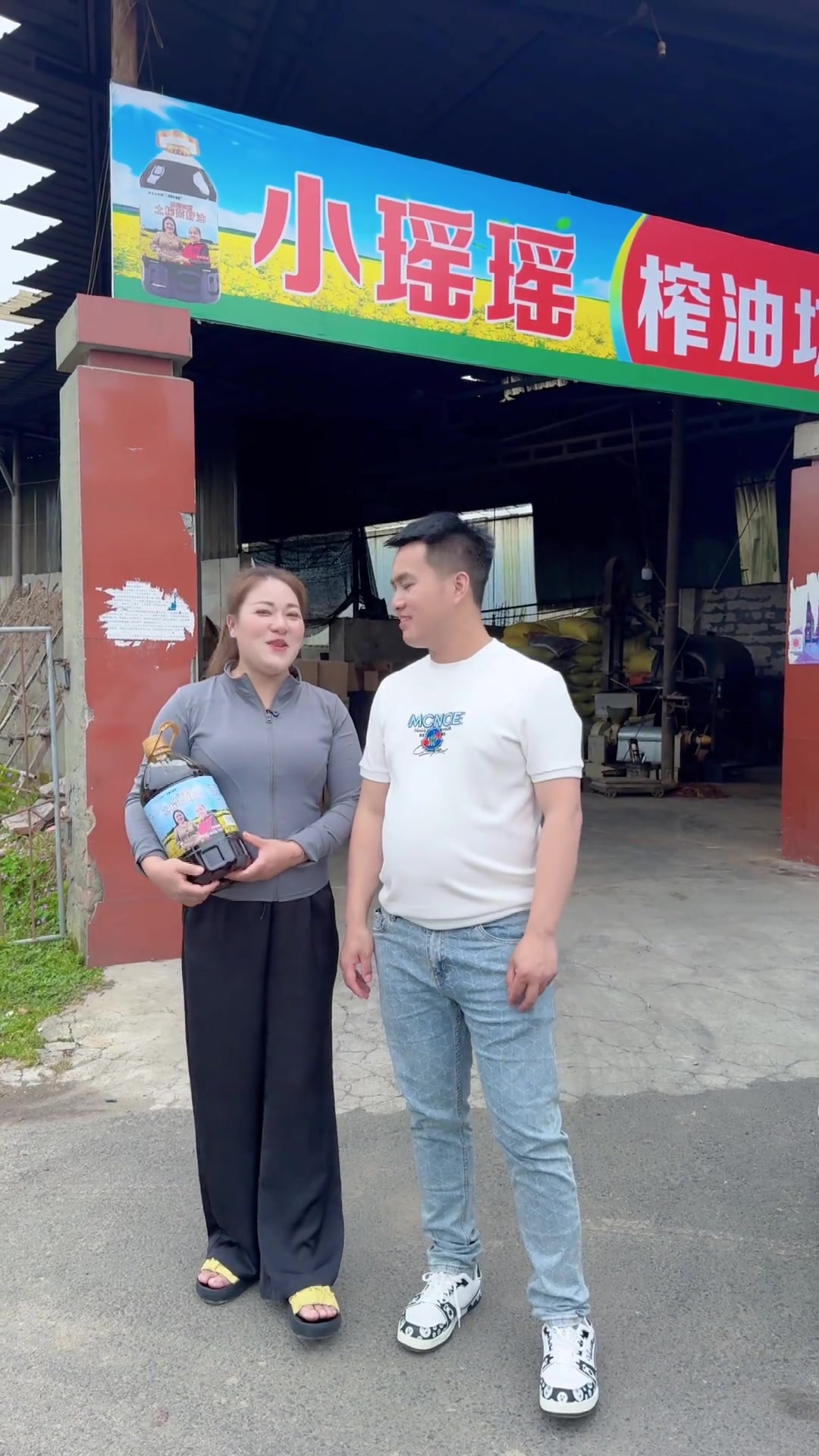 小瑶坚持三年收购农户本地菜籽,传统物理压榨工艺打造香纯菜籽油