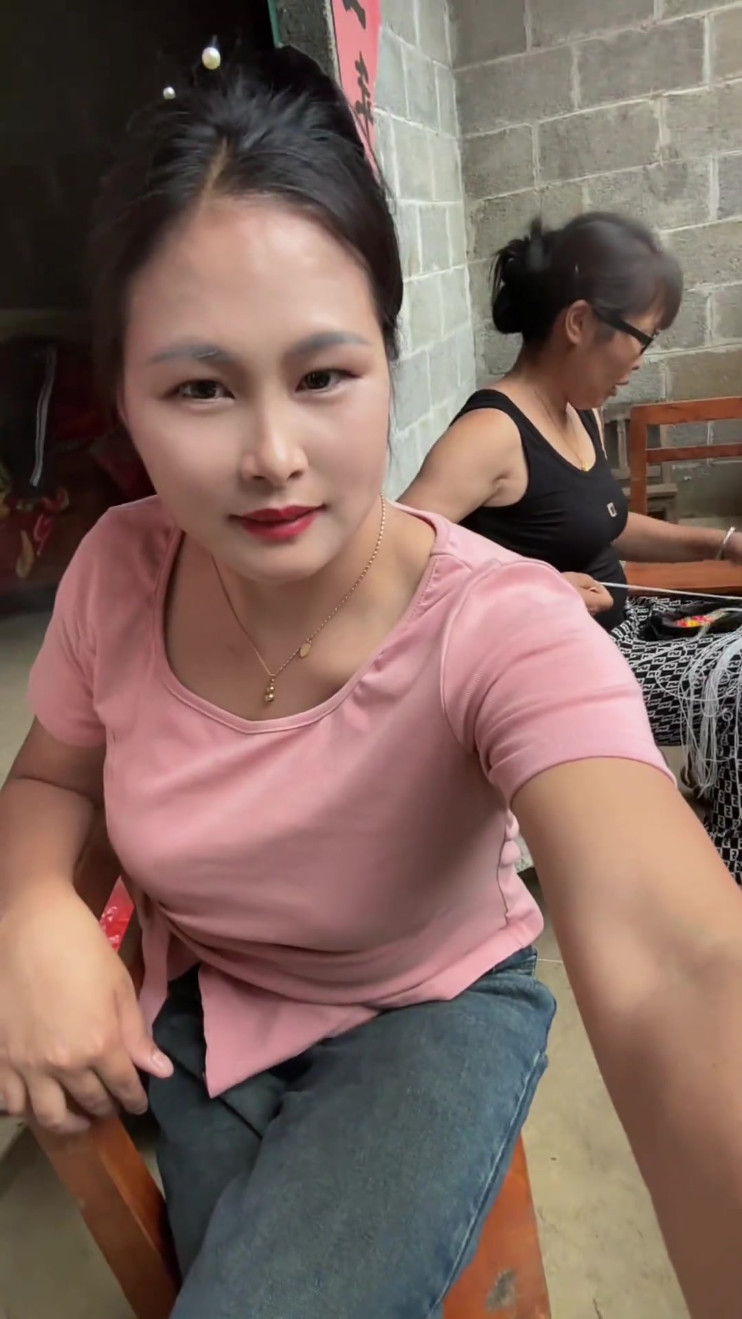 下雨天回娘家,静静陪伴妈妈聊天,一起手工编织鸡蛋笼