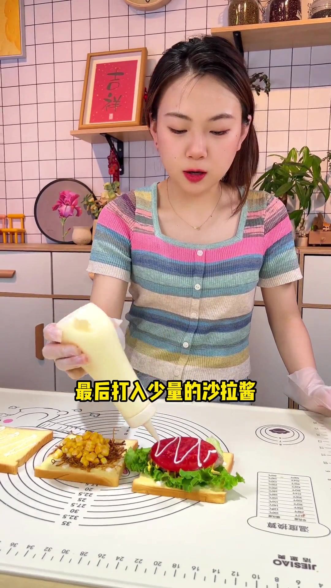 今天给大家分享一款美式汉堡口感的,时蔬牛肉三明治的做法,口感非常好吃大家一起尝试一下吧~