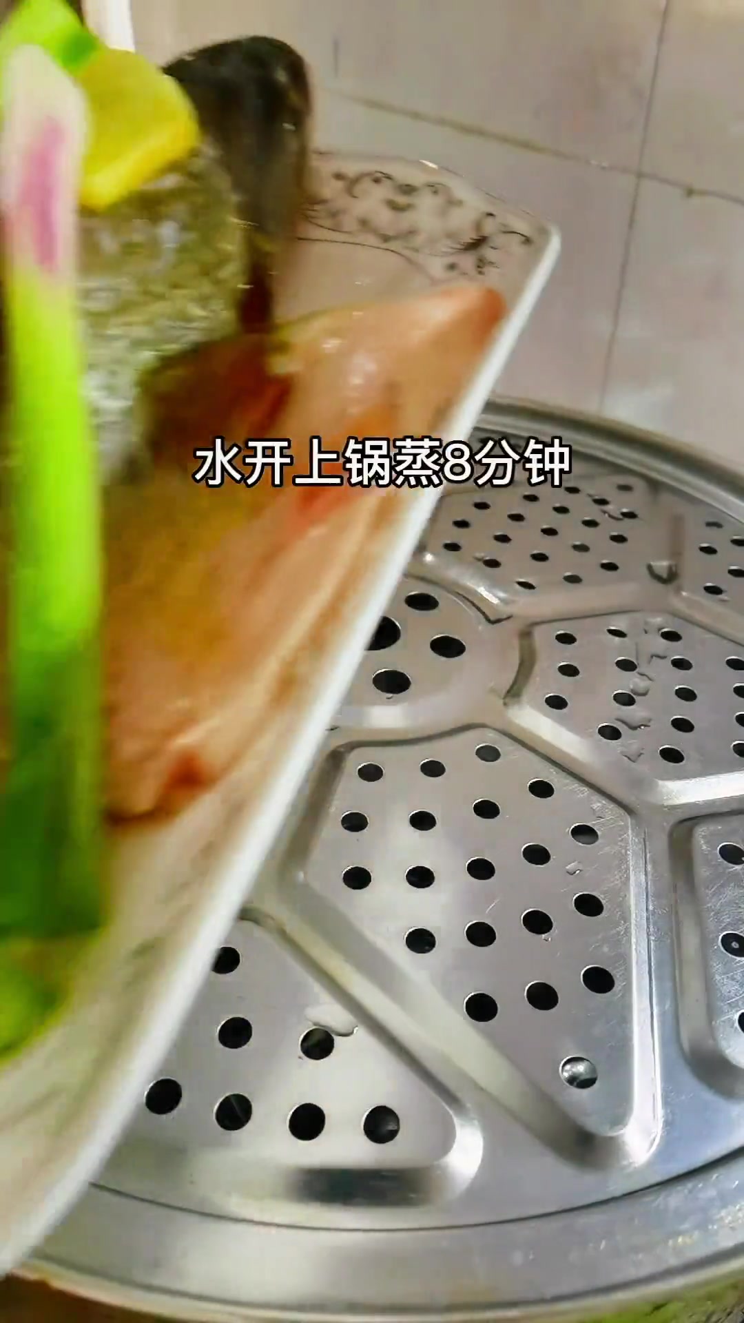 清蒸鲈鱼,改刀摆盘,水开上锅蒸8分钟,出锅鲜嫩美味