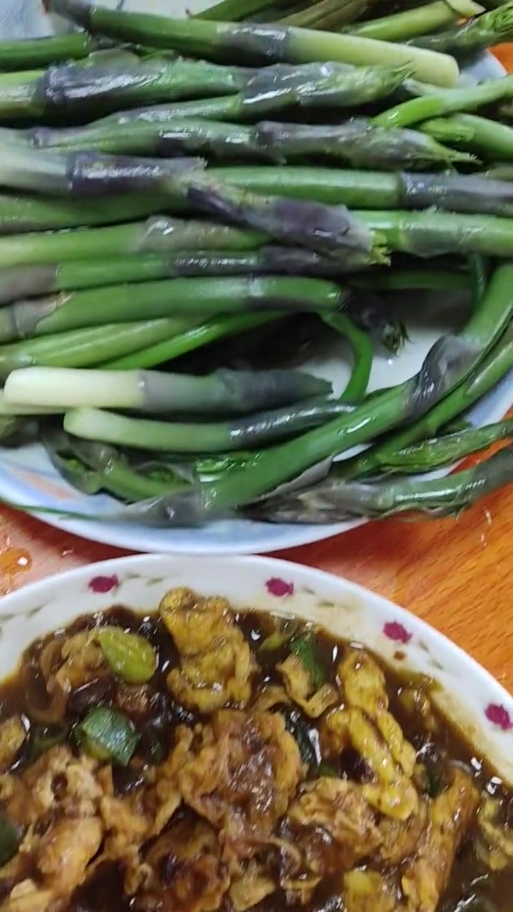 今晚菜系超丰富!龙须菜炒鸡蛋等美味开饭啦