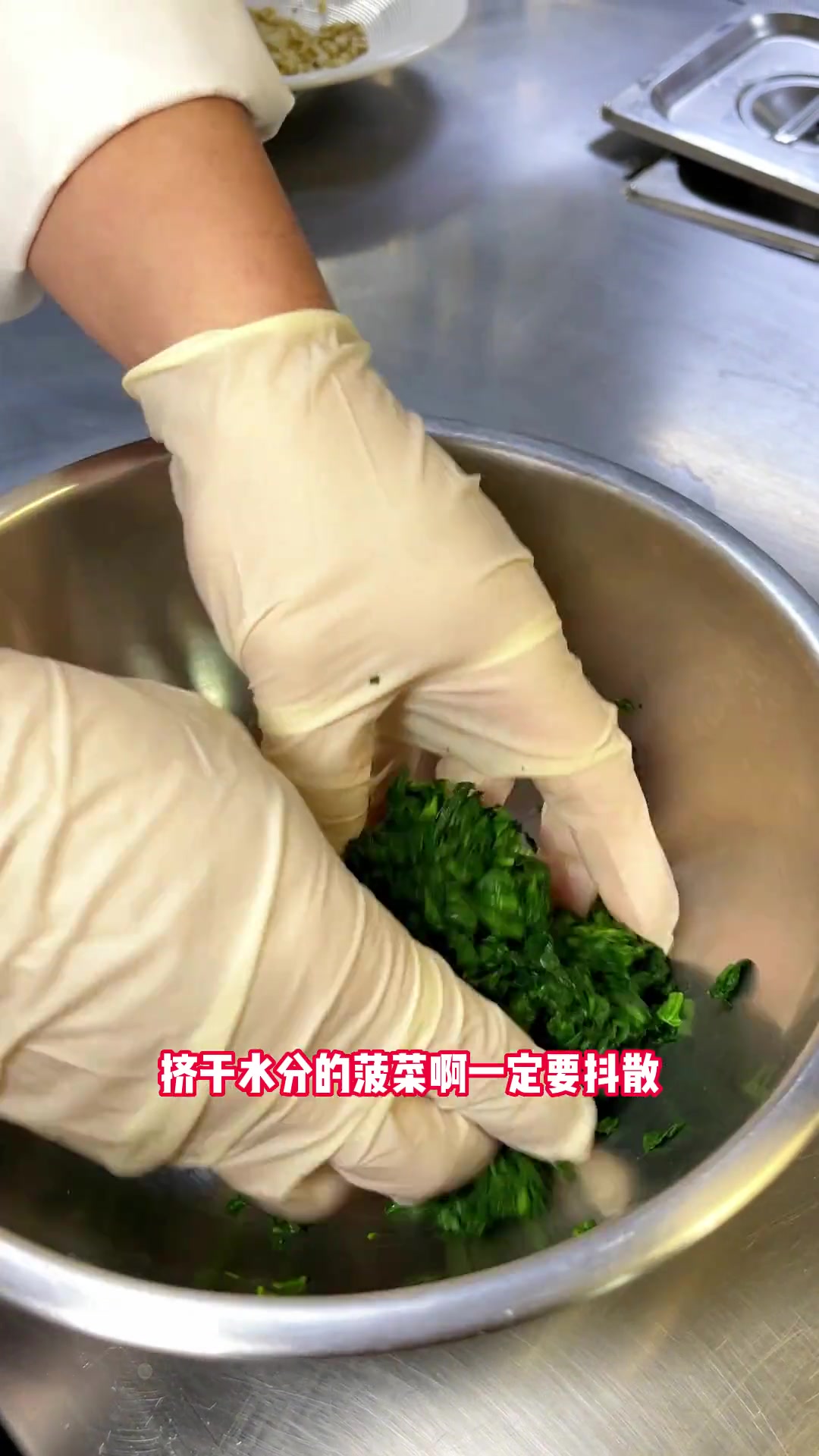 回到十几年前工作的西餐厅,马上过年了,给老同事做了一道翡翠烧卖,清爽解腻!