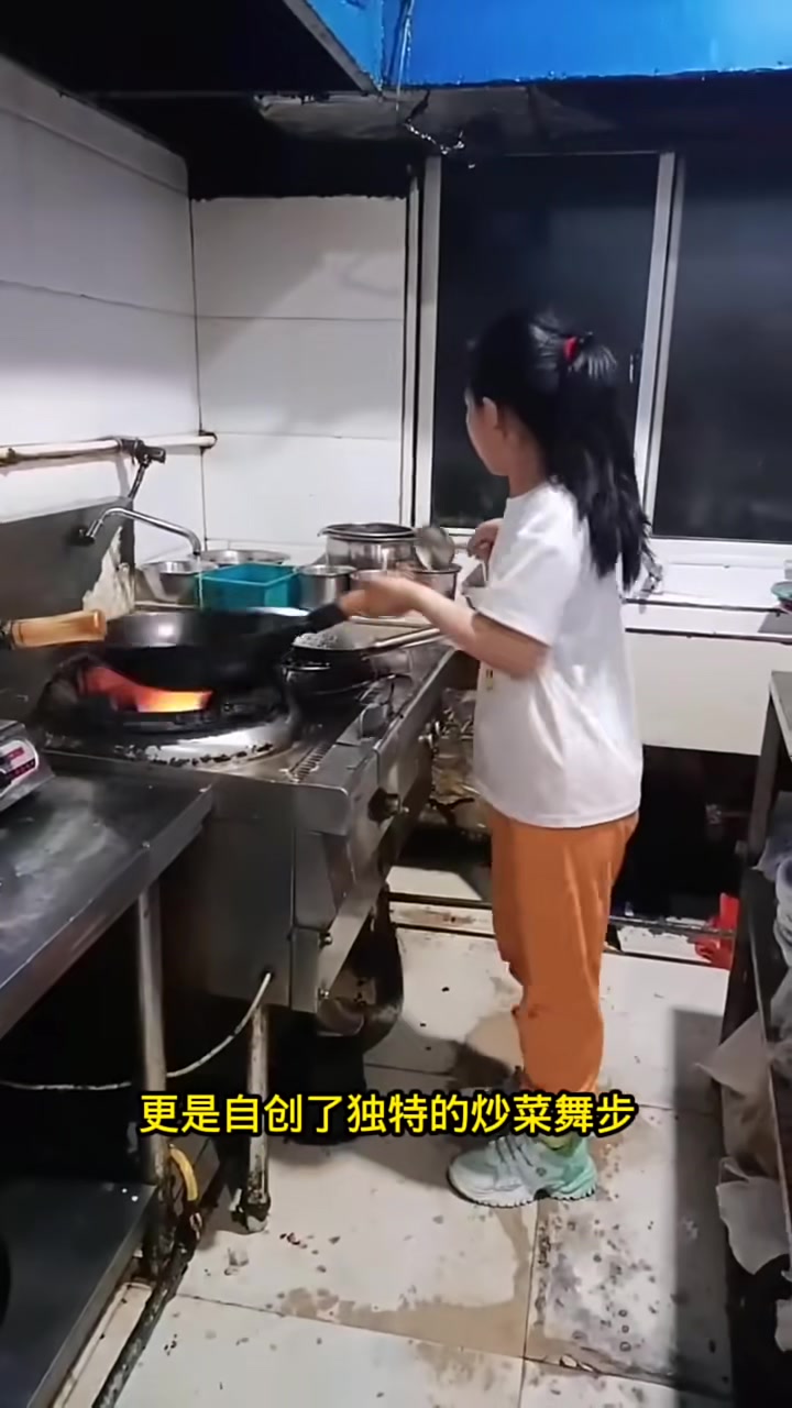 八岁女孩的厨师手艺