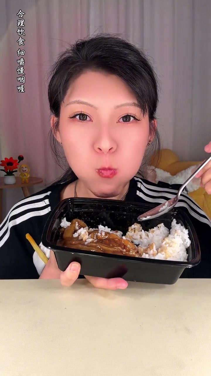 家常盖饭,西红柿炒鸡蛋也太下饭啦!我姐的手艺越发精进了哈哈