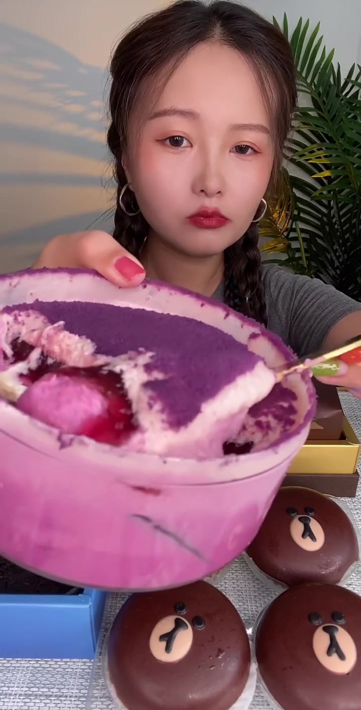 来吃好利来啦!宝浆葡萄蛋糕超软,奥利奥口味也赞