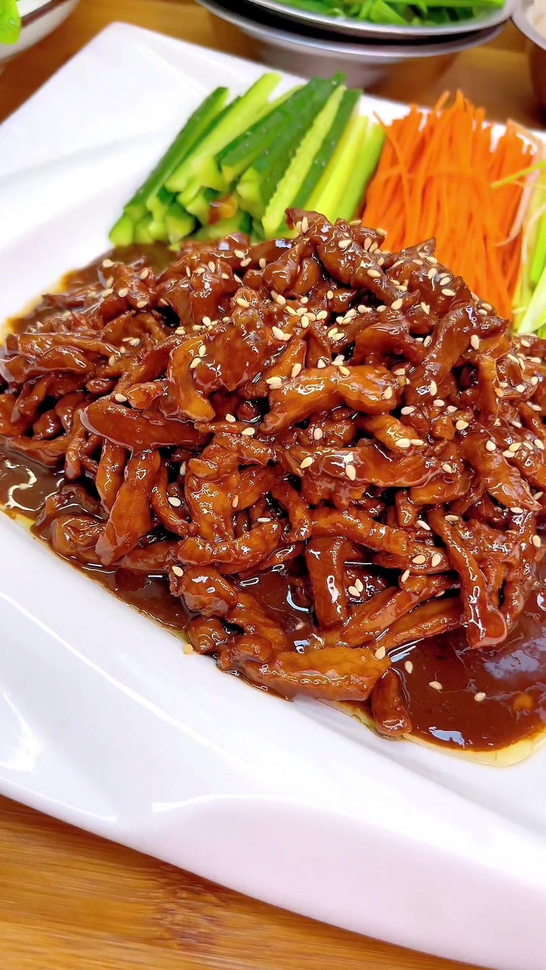 孩子喜欢吃卷饼，家里只要有春饼，想吃蒸热三份钟，炒几个爱吃的配菜。轻松就搞定了