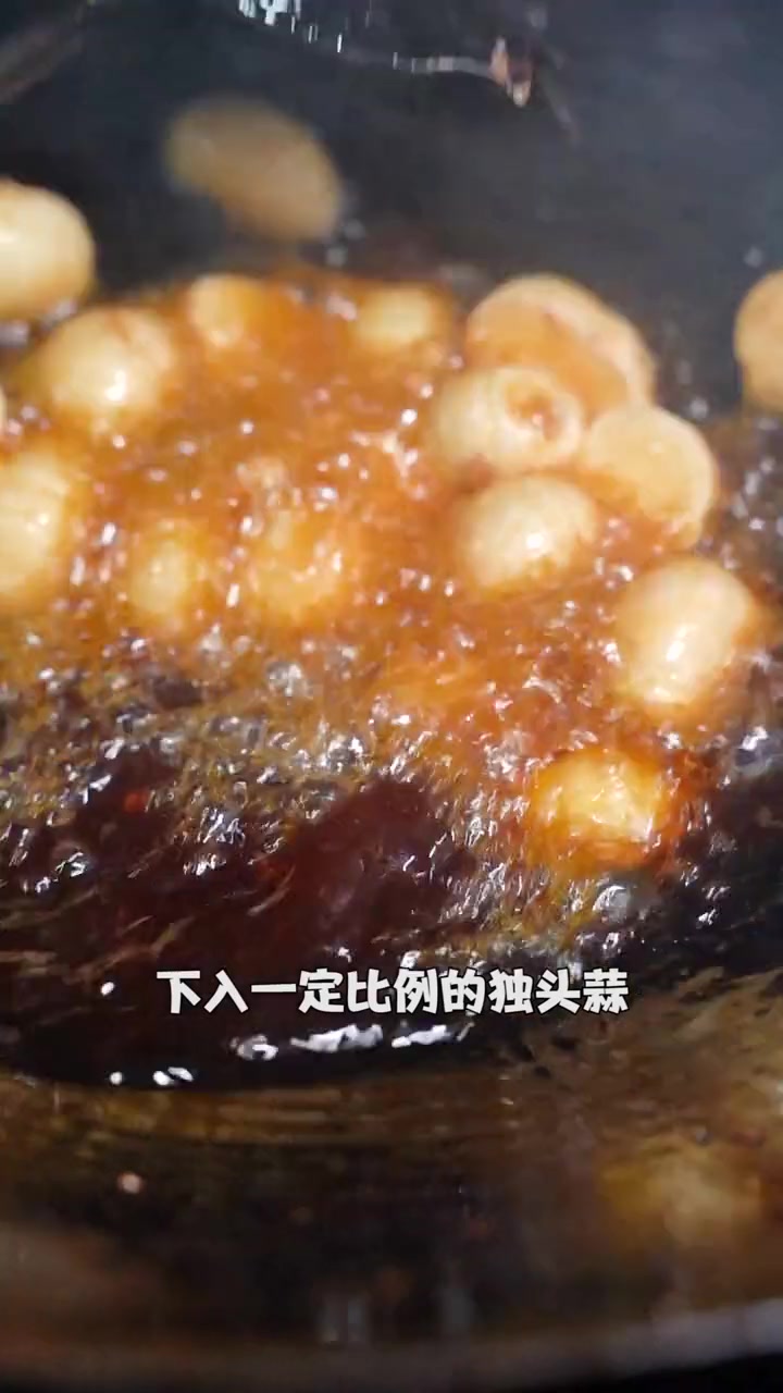 地道的阳朗辣子鸡，经过炒压炒三道工序，每一坨都特别香辣软糯