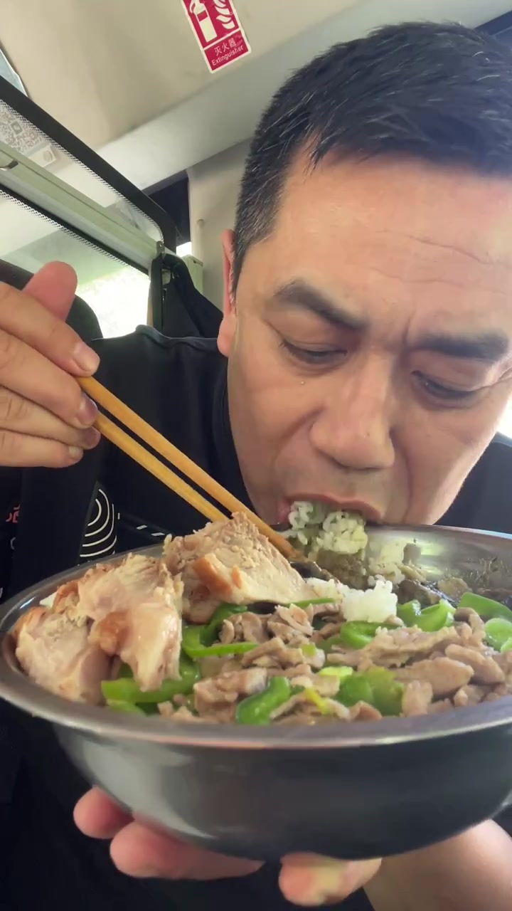 开始四路公交车的运营,每天能吃到孩子他奶老妈做的可口饭菜,真的很幸福!妈妈的味道很温暖,感