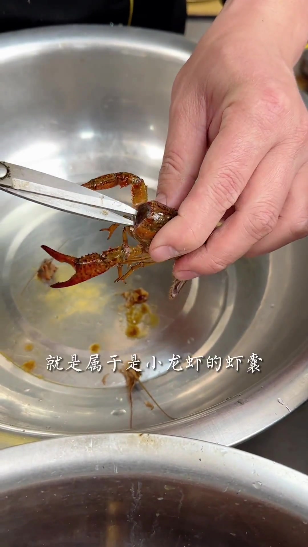 小龙虾如何正确处理剪杀去头，保留完整虾黄