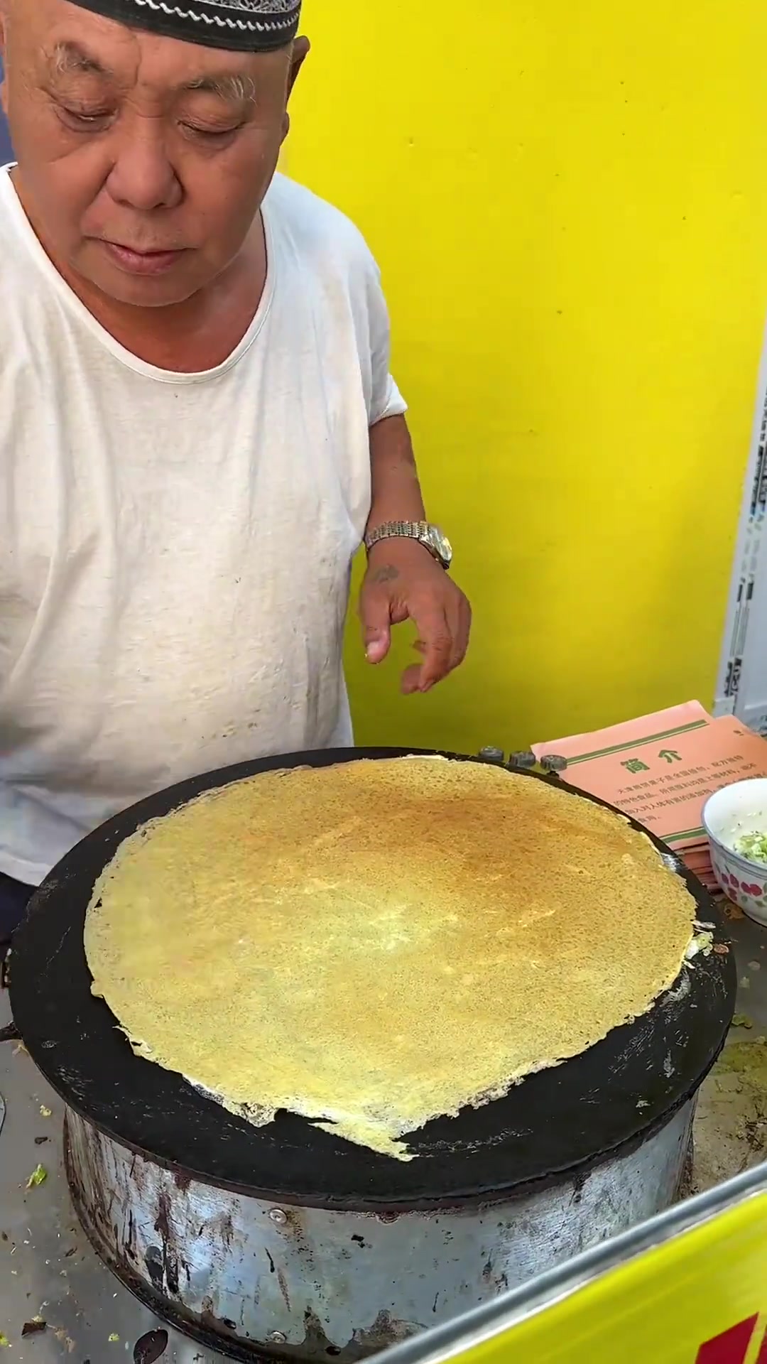 天津早餐路边摊的煎饼果子顶配14元!嘎嘎脆嘎嘎香!