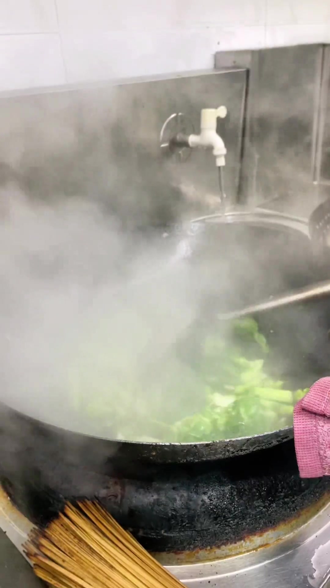 湘菜大厨做了一道炒白菜全程大火没有抛锅子,6000月底薪值不值