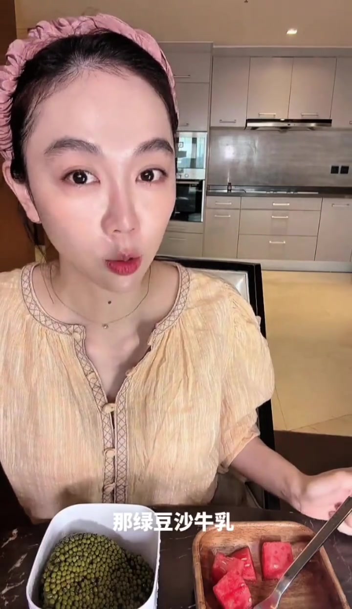 这个夏天怎么能少的了一杯牛乳绿豆沙呢～