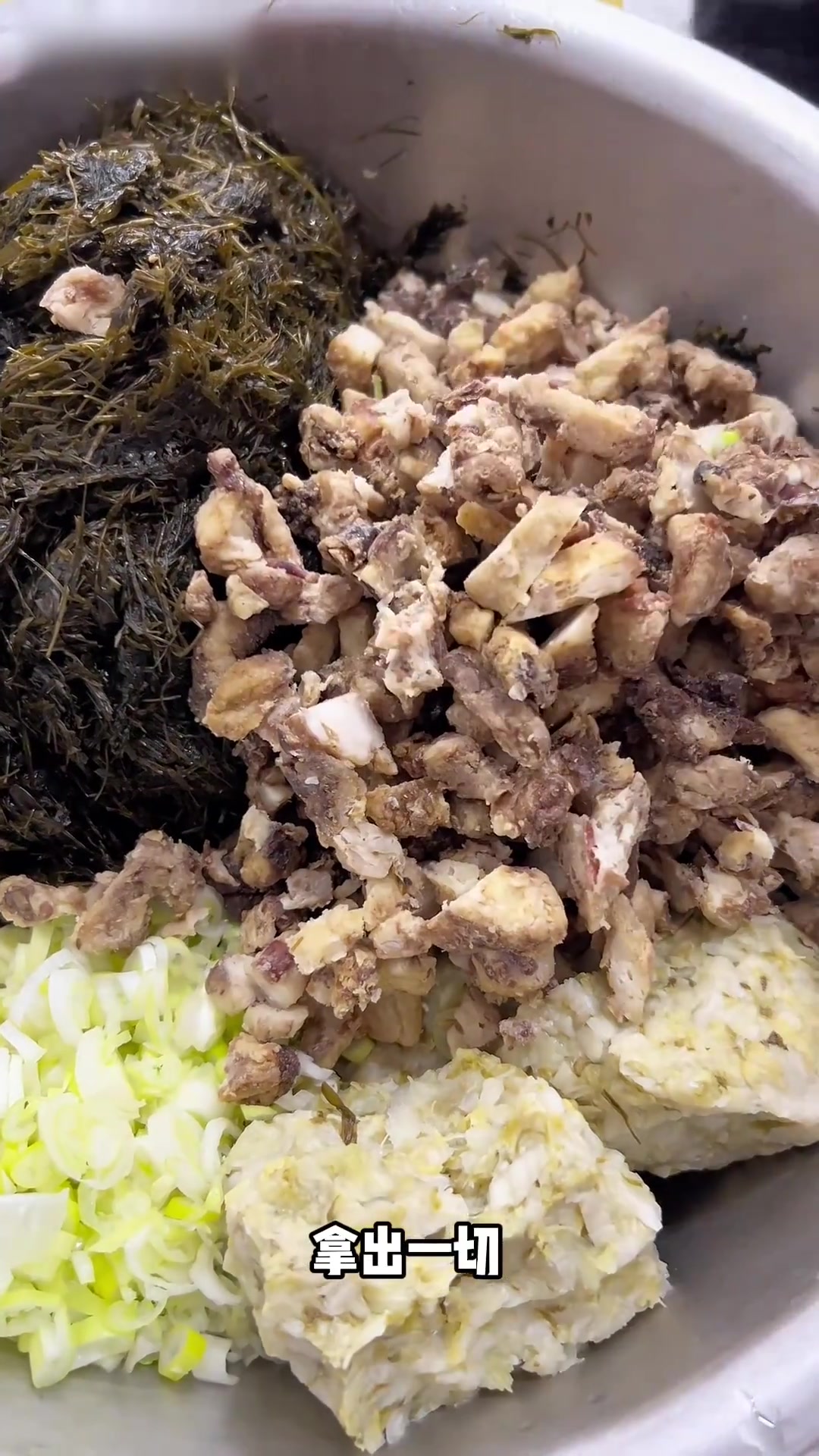 这个季节一定要来顿海麻线包子鲜溜鲜溜嘴,这个时候水凉海麻线嫩包包子绝了