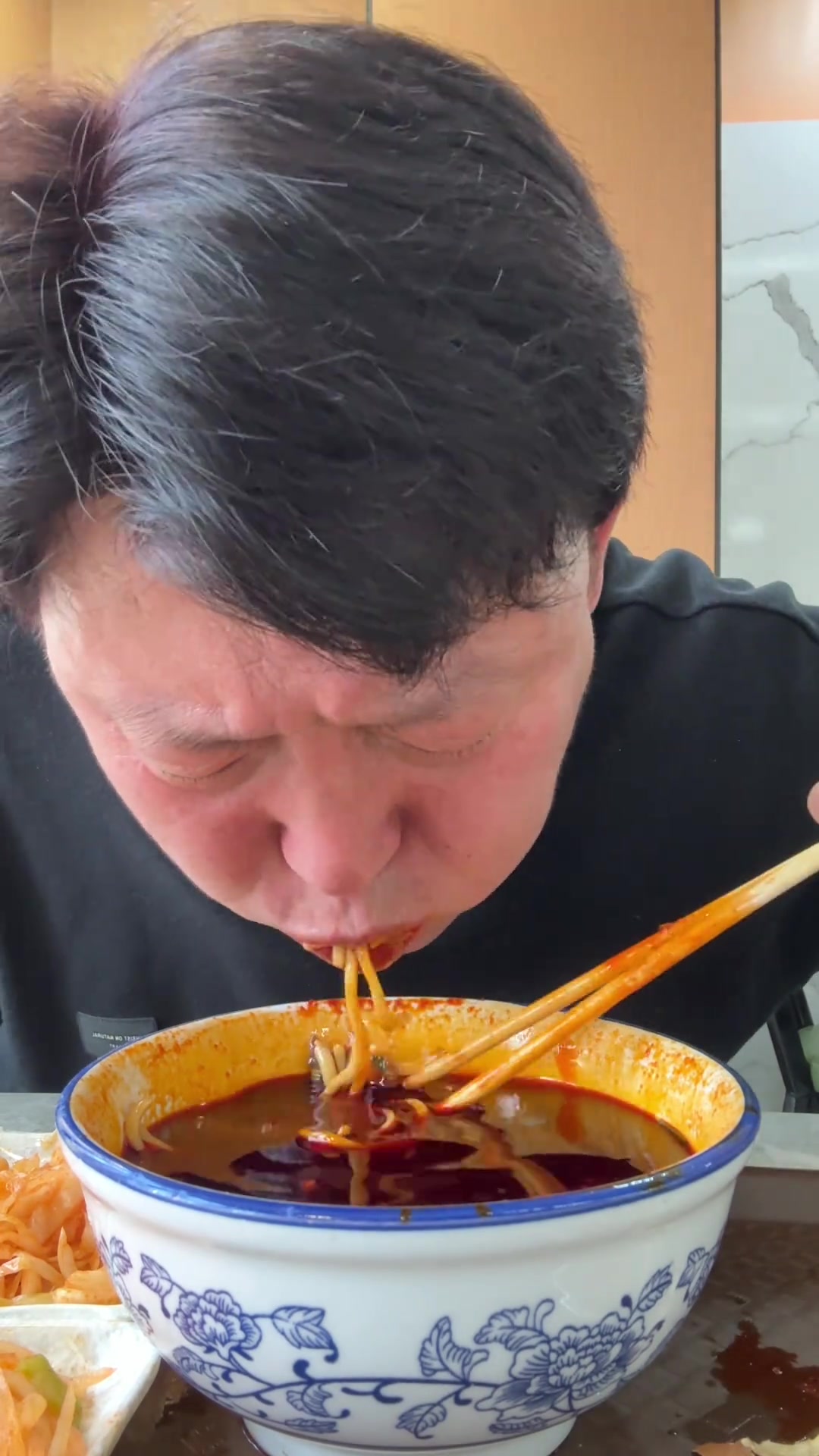 挑战兰州爆辣牛肉面，20勺红油辣子，红彤彤的，这哪是牛肉面呢，简直就是辣油泡面，看看能不能