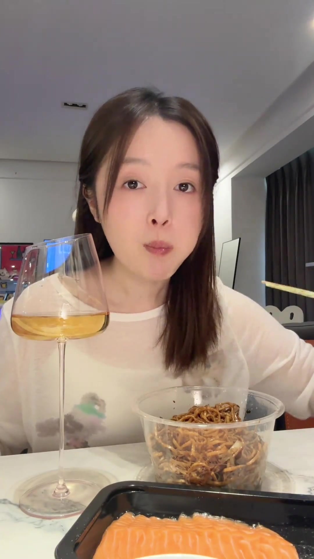 今天的下酒菜是:三文鱼裹面条