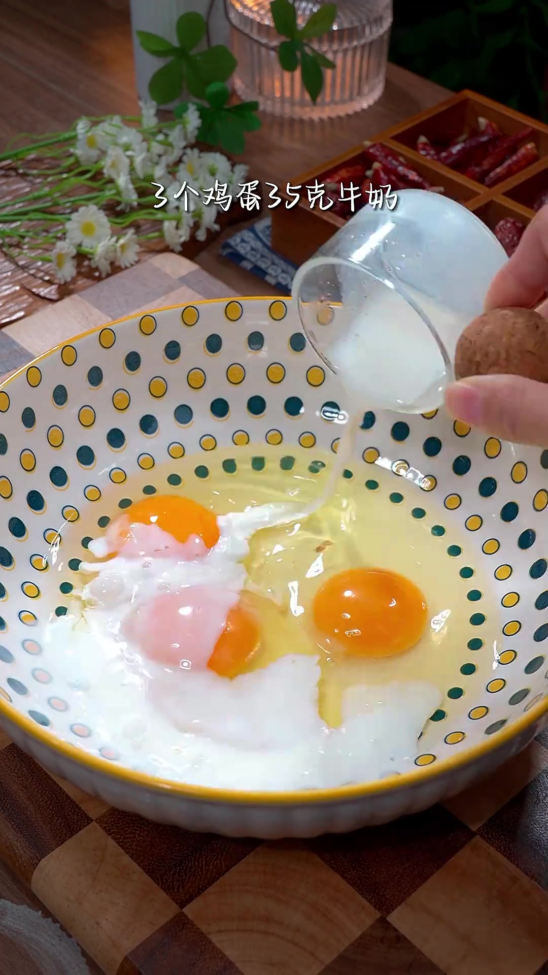 只需要3种材料,在家就能做蓬松暄软的坚果蛋糕,简单到有手就会