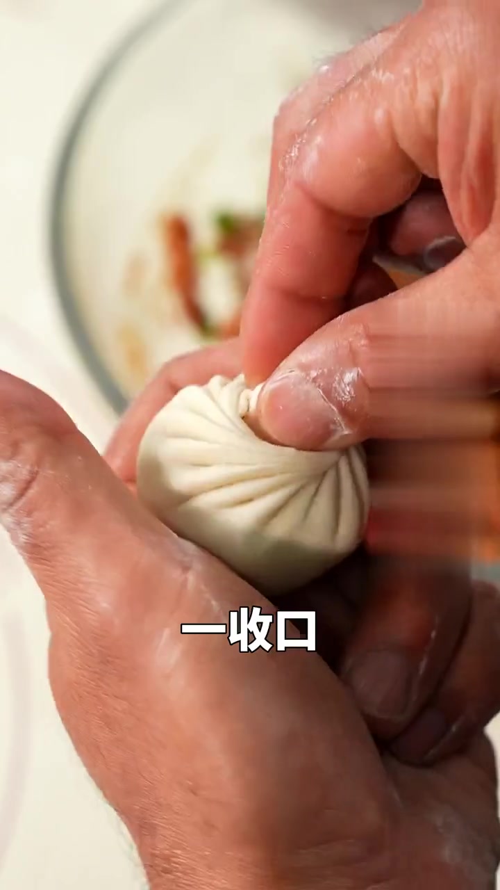 孩子一口一个的鲜肉小包子。馅嫩多汁,外皮酥软!妈妈们自己在家就能做,比外面卖的还好吃!