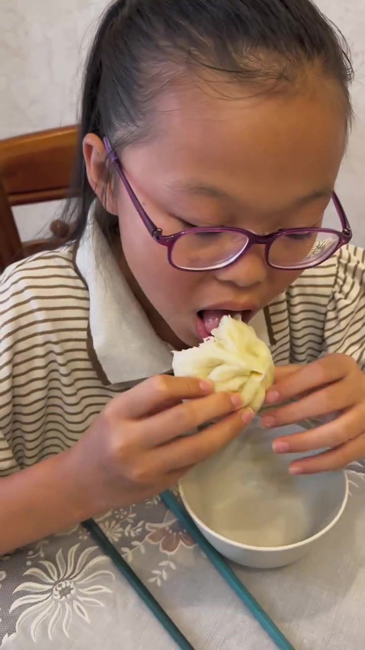 今天早餐最简单了，大肉包子+小米粥