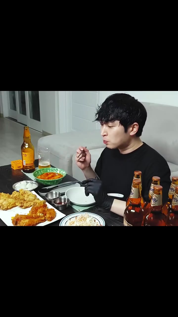 韩思聪吃韩式炸鸡,配啤酒真馋人